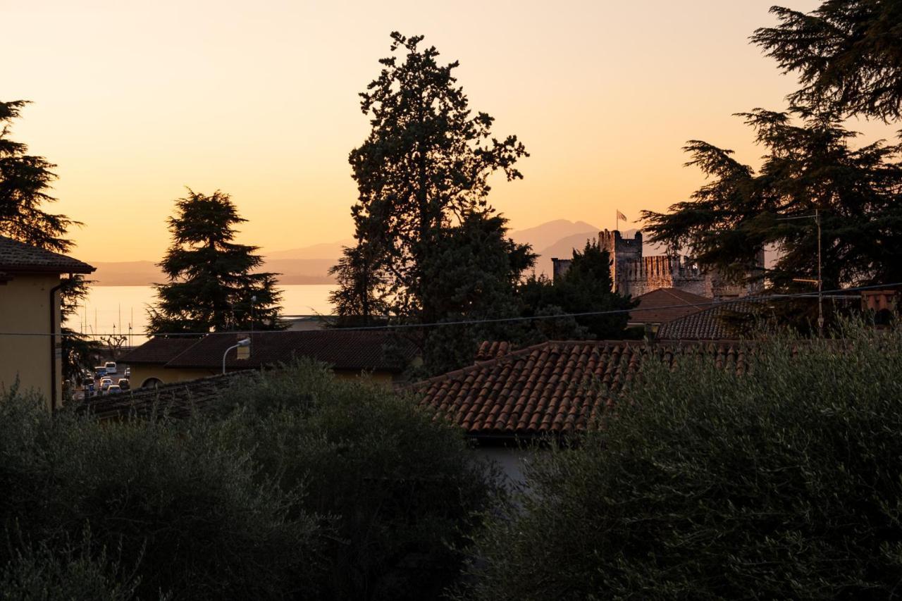 Riviera Degli Ulivi - Terrace Over The Castle Apartment Torri Del Benaco Exterior photo